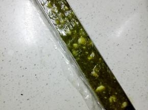 将面团放入饼干模具内，入冰箱冷冻1小时