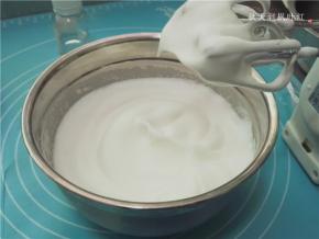 用打蛋器将蛋清打至中性发泡，提起打蛋器蛋白呈现出有弧度的长尖锥角。