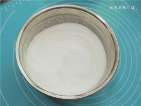 筛入25克糖粉；