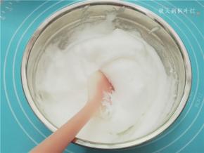 用刮刀轻轻翻拌均匀；