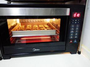 入预热好的烤箱，中层，上下火，170度，15分钟。