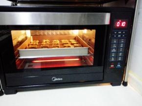 入预热好的烤箱，中层，上下火，170度，15分钟。