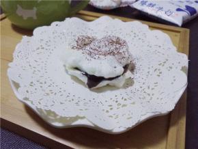 在表面筛上少许可可粉装饰即可。