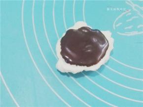 将巧克力酱涂抹到一块蛋白上；