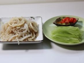 将牛肚、青笋、泡椒、青椒备好