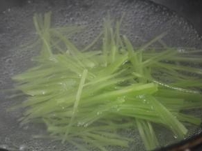 锅内烧水，水烧开将切好的青笋丝入锅