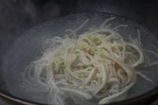 接着牛肚入锅去氽水，牛肚不能煮太久，煮太久就不脆了
