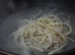 接着牛肚入锅去氽水，牛肚不能煮太久，煮太久就不脆了