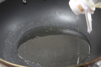 锅里入油
