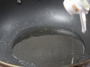 锅里入油