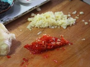 姜、蒜、泡椒切成小粒待用
