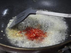 加入泡椒酱炒香