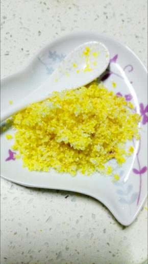 将柠檬洗净，刮下柠檬皮，切成碎末，用15克细砂糖拌匀后，静置10分钟