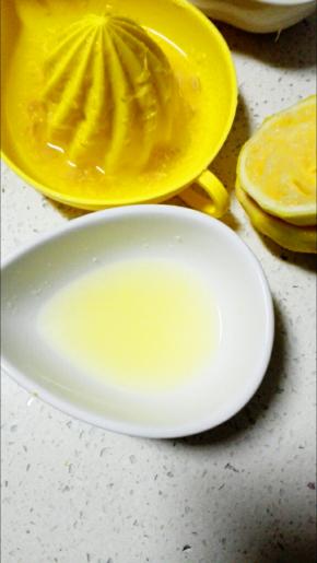 将柠檬汁挤出15克备用