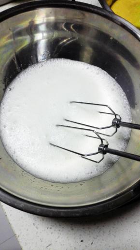 蛋白用打蛋器低速打至粗泡