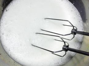 蛋白用打蛋器低速打至粗泡