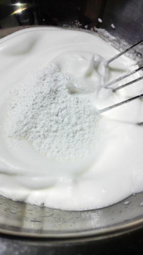 将20克细砂糖和玉米淀粉拌匀后，加入蛋白盆中