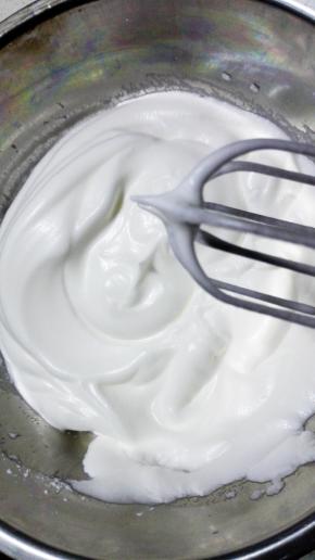 继续打至硬性发泡
此时烤箱180度，上下管预热