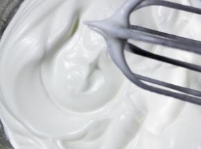 继续打至硬性发泡
此时烤箱180度，上下管预热