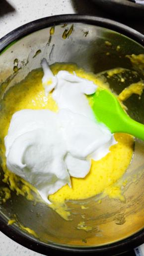 取三分之一蛋白入蛋黄糊中，拌匀