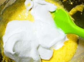 取三分之一蛋白入蛋黄糊中，拌匀