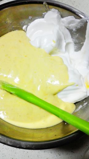 将拌匀的蛋黄糊全部倒入蛋白盆中拌匀