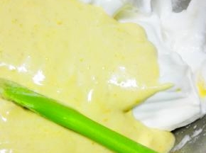 将拌匀的蛋黄糊全部倒入蛋白盆中拌匀