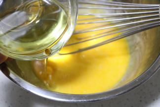 再加入玉米油搅拌均匀