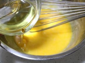 再加入玉米油搅拌均匀