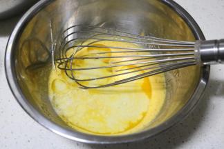 加入牛奶，一边加一边搅拌均匀