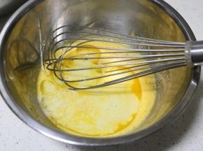 加入牛奶，一边加一边搅拌均匀