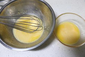 将蛋黄糊平分在两个大碗中