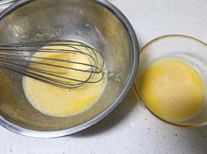 将蛋黄糊平分在两个大碗中