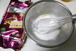 一个碗筛入45克低粉