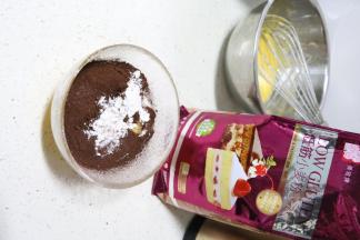 另一个碗中筛入剩下的低粉和可可粉