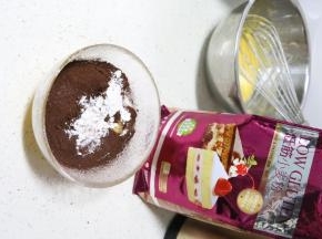 另一个碗中筛入剩下的低粉和可可粉