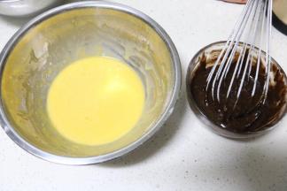两个碗分别搅拌至无颗粒状备用