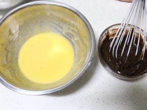 两个碗分别搅拌至无颗粒状备用