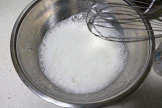 蛋白用电动打蛋器打至粗泡，加入20克细砂糖打至有纹路
