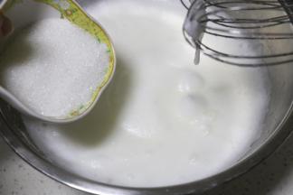 再加入20克细砂糖打至湿性发