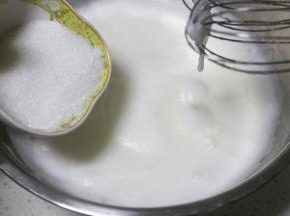 再加入20克细砂糖打至湿性发