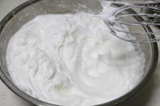 再加入20克细砂糖打至干性发泡