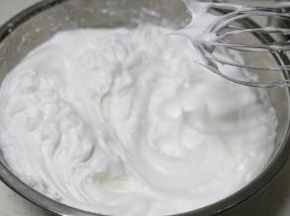 再加入20克细砂糖打至干性发泡