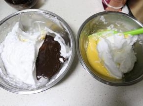 将蛋白霜分成两份，倒入两份蛋黄糊中