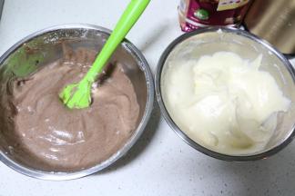 分别与两份蛋黄糊快速翻拌均匀