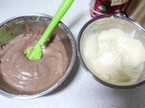 分别与两份蛋黄糊快速翻拌均匀