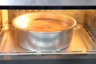 将模具放入预热好的烤箱中，150度，60分钟，中下层，上下管