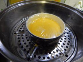 然后盖上保鲜膜上锅蒸