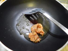 锅里加入油加入肉馅