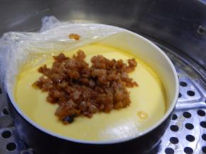 把炒好的肉末加入在蒸5分钟